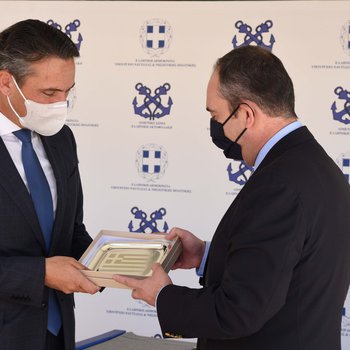 Υπεγράφη η ανανέωση της Συμφωνίας Συνεργασίας μεταξύ του Λιμενικού Σώματος – Ελληνικής Ακτοφυλακής και της εταιρείας «Παπαστράτος», θυγατρική του ομίλου «Philip Morris International», για την καταπολέμηση του παράνομου εμπορίου καπνικών, σε ειδική τελετή