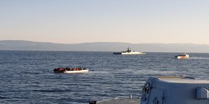 Λέμβος με αλλοδαπούς στο Αιγαίο συνοδεία σκαφών τουρκικής ακτοφυλακής και εντοπισμός της από το Λιμενικό Σώμα – Ελληνική Ακτοφυλακή